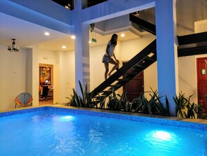 Hồ bơi ngoài trời, ghế dài tắm nắng 