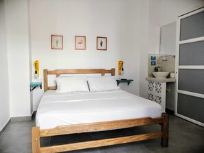 Tabla de planchar con plancha, wifi gratis y ropa de cama 