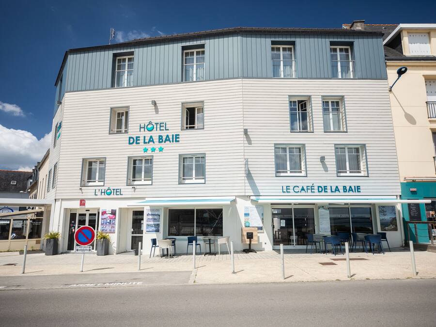 Hotel amb una cafeteria anomenada "Le Cafe de La Baie" a la planta baixa.