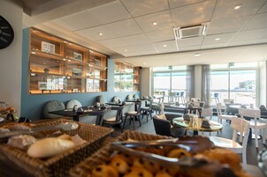 Desayuno buffet diario (EUR 15 por persona)