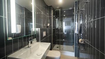Appartement T2 vue mer TWIN | Salle de bain | Douche, articles de toilette gratuits, sèche-cheveux