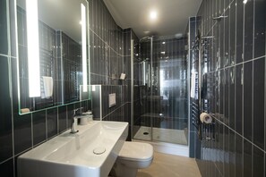 Appartement T2 vue mer TWIN | Bathroom | Shower, free toiletries, hair dryer, towels - Hotel de la Baie (Crozon)