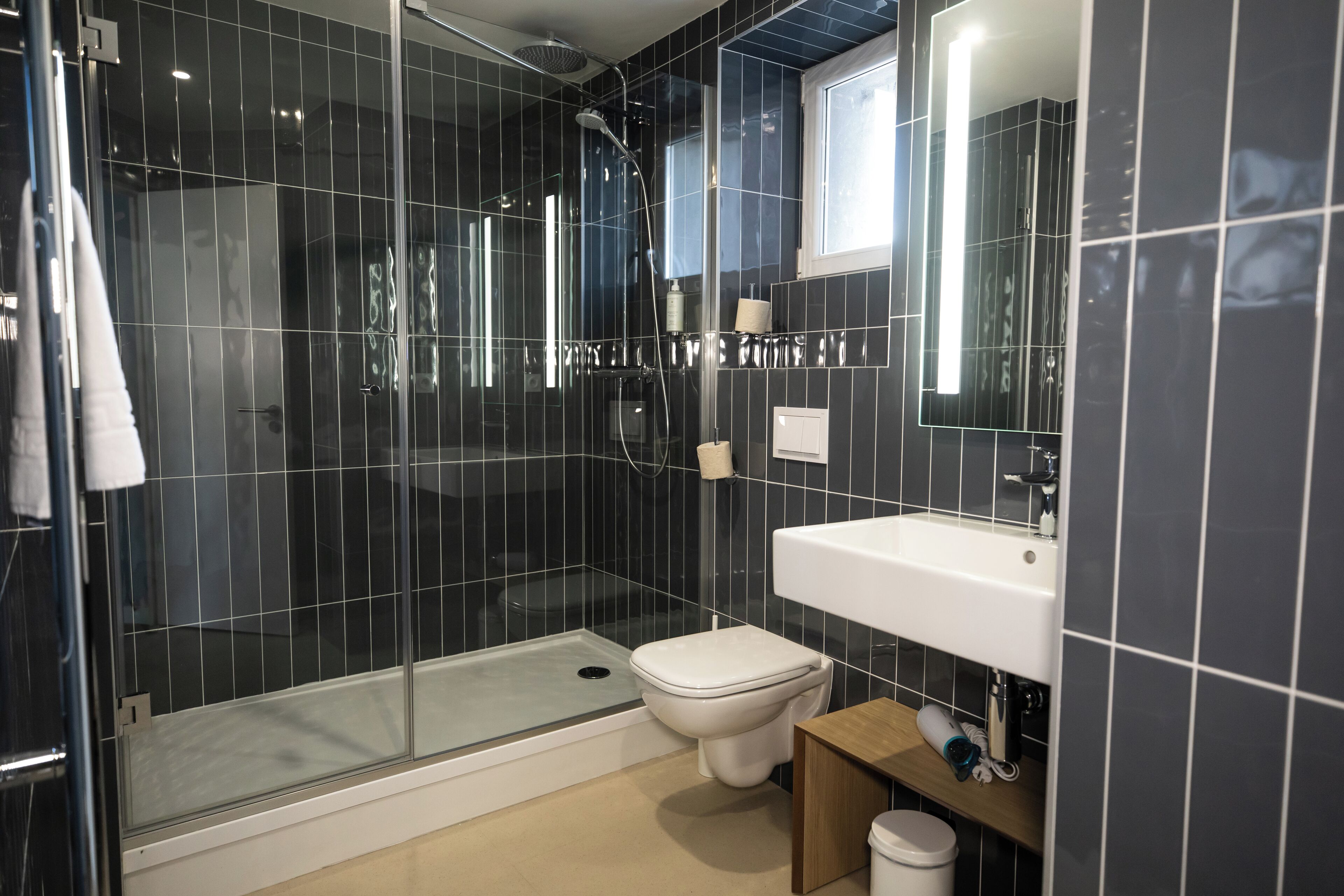 appartement t2 vue mer double  | bathroom | shower, free toiletries, hair dryer, towels