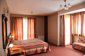 Minibar, desk, soundproofing, iron/ironing board