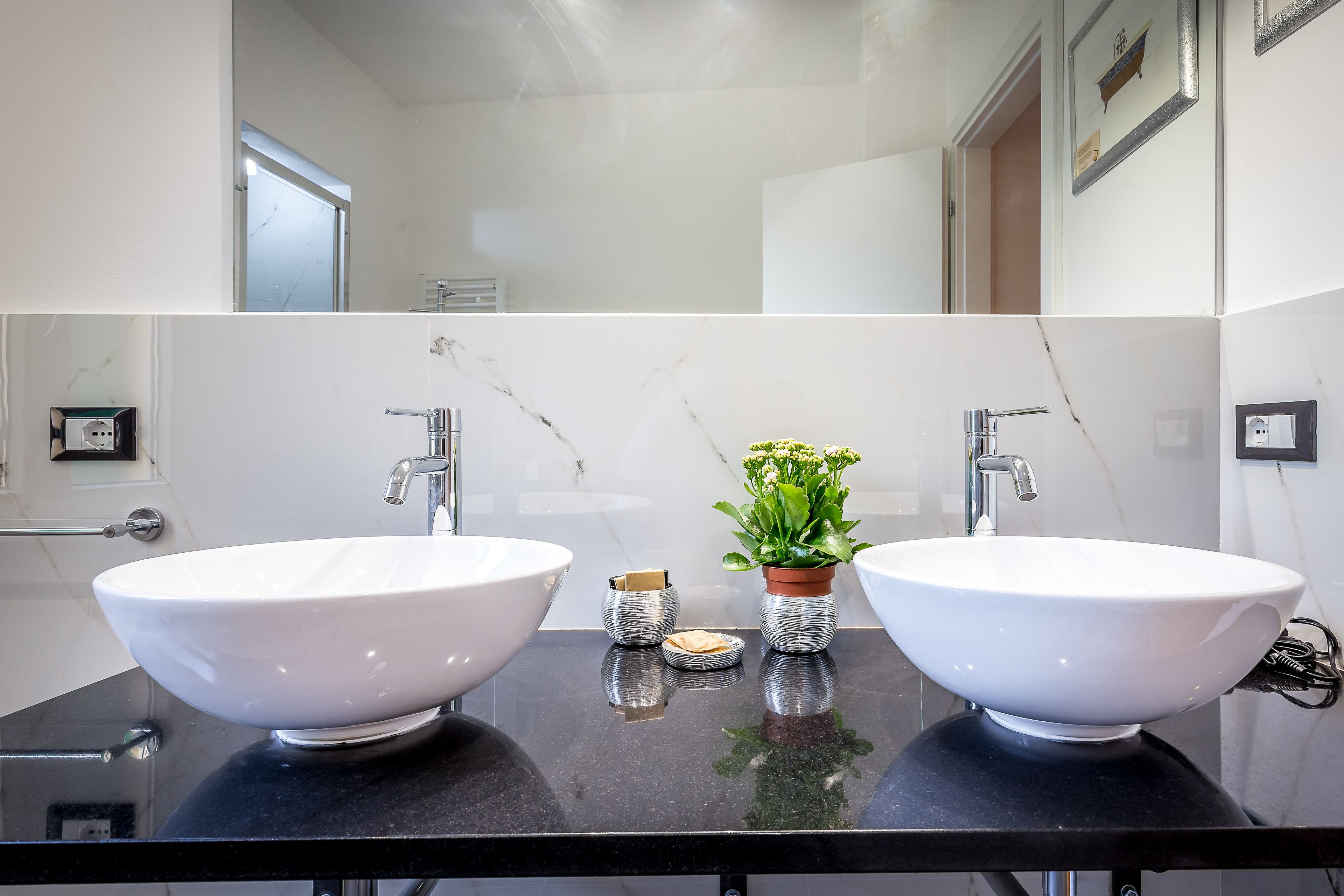 Badeværelse | Bruser, hårtørrer, bidet, håndklæder