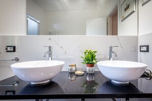 Badrum | Dusch, hårtork, bidé och handdukar