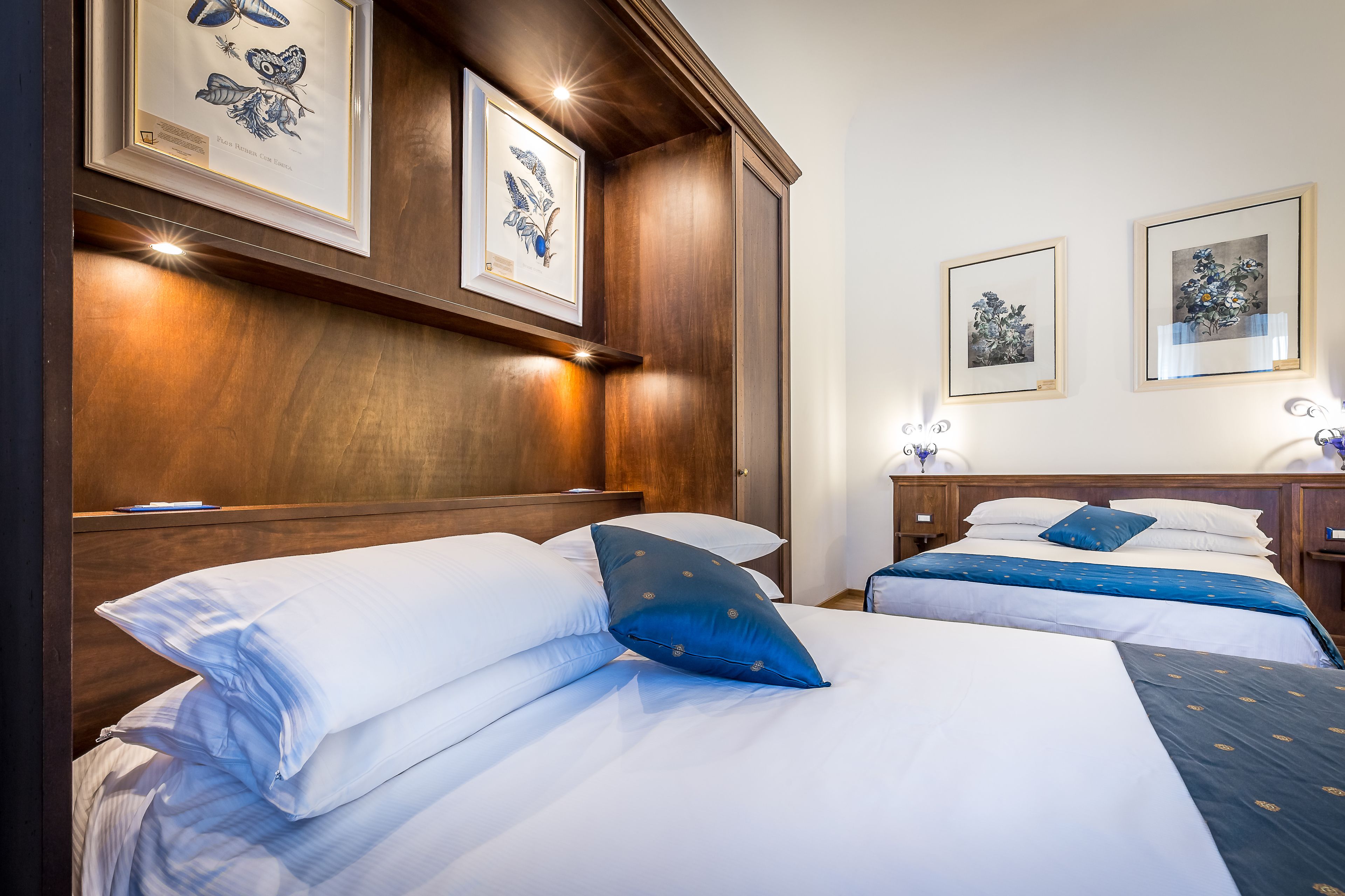 Pengeskab på værelset, individuel indretning, mørklægningsgardiner