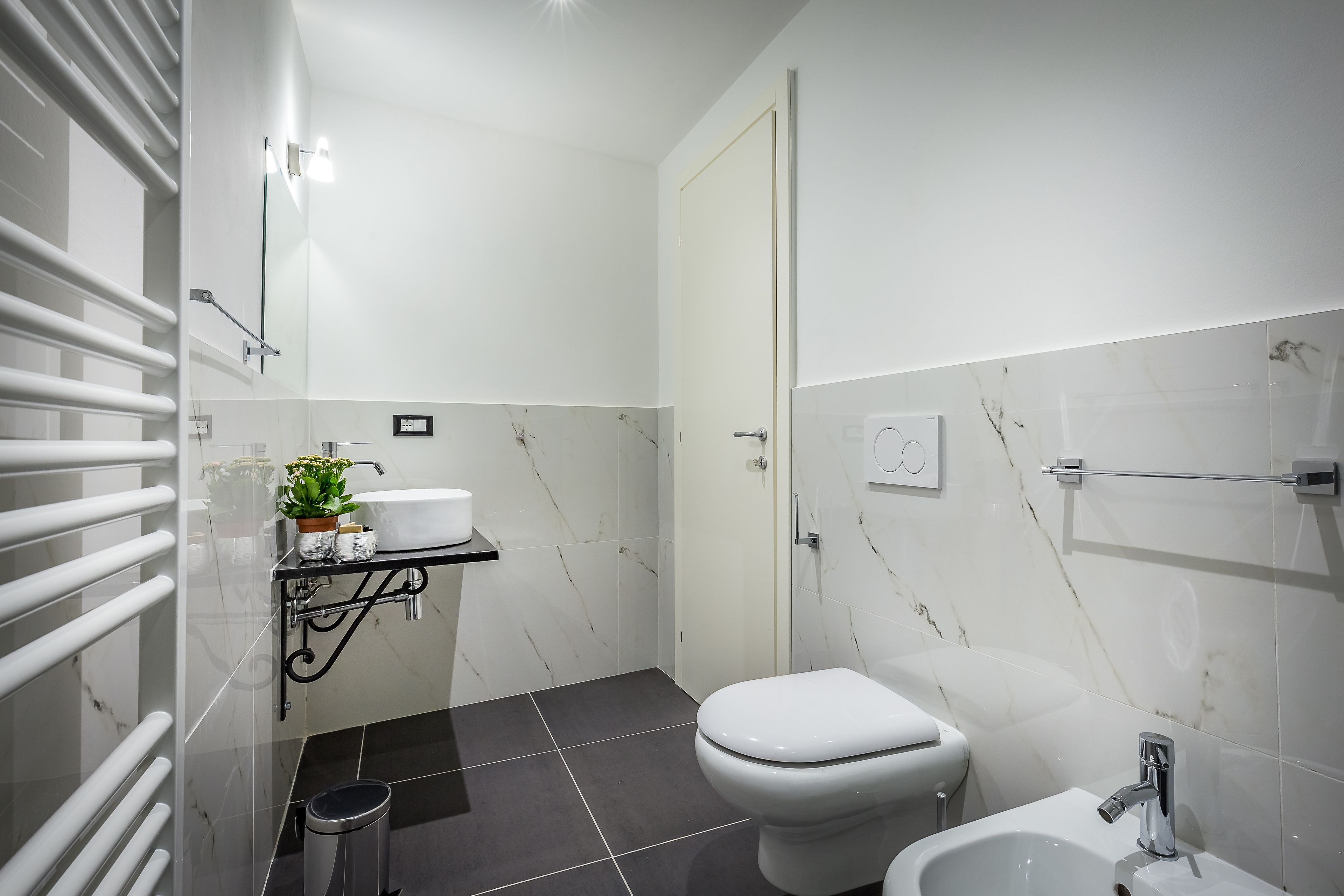 Dusch, hårtork, bidé och handdukar