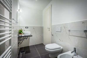 Douche, sèche-cheveux, bidet, serviettes fournies