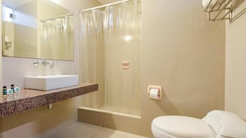 Habitación triple | Baño | Ducha, artículos de higiene personal gratuitos y toallas
