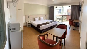 Suite, baignoire à jets | Accès au Wi-Fi (inclus), literie fournie