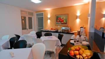 Café da manhã com buffet grátis todos os dias