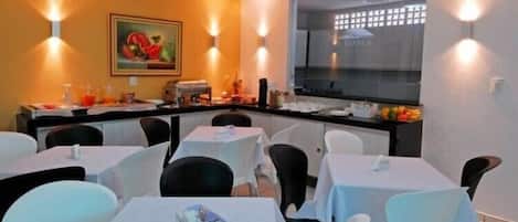 Café da manhã com buffet grátis todos os dias