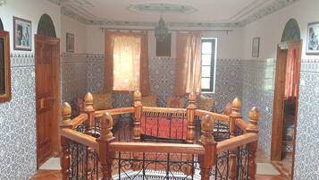 المنشأة من الداخل