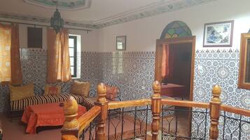 المنشأة من الداخل