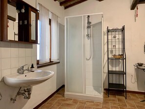 Kostenlose Toilettenartikel, Haartrockner, Bidet, Handtücher