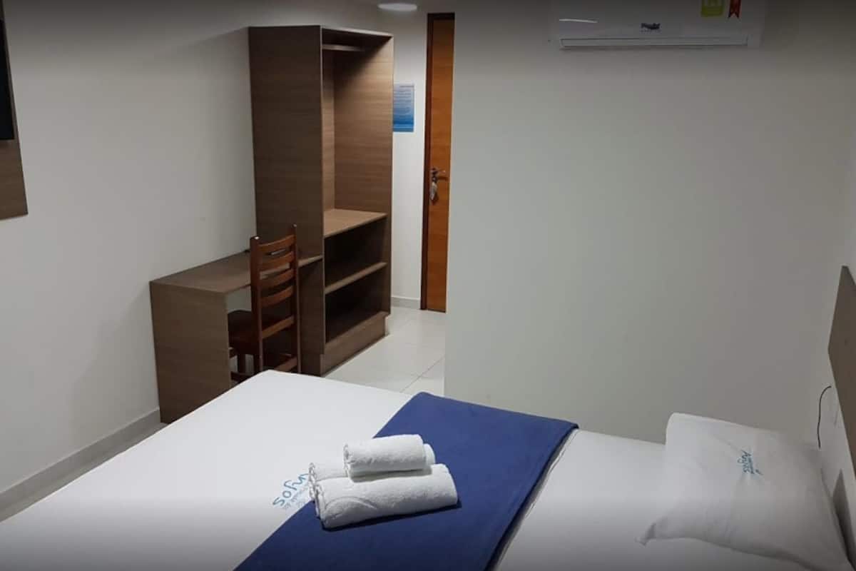Minibar, skrivebord, wi-fi (inkludert) og sengetøy