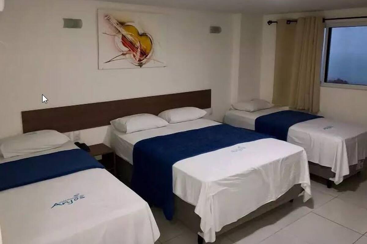 Minibar, escritorio, wifi gratis y ropa de cama
