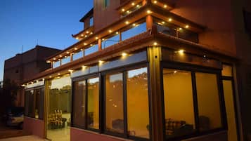 Fachada del alojamiento - Noche