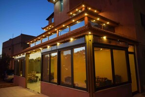 住宿正面 (夜晚)