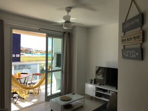 Una televisión de pantalla plana