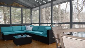 Flat-screen TV, fireplace, Netflix, table tennis