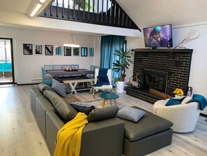 Flat-screen TV, fireplace, Netflix, table tennis - Silver Fox Water Front SsMook Lux Pocono Home, HOT TUB, SAW CREEK FRONT (Bushkill)