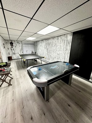 Game room - Silver Fox Water Front SsMook Lux Pocono Home, HOT TUB, SAW CREEK FRONT (Bushkill)