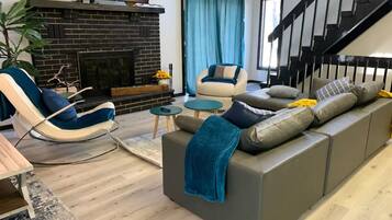 Flat-screen TV, fireplace, Netflix, table tennis