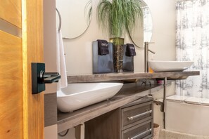 Bathtub, hair dryer, towels, soap - HGTV Design Star - Beach entry, Pool- Spa Heaven (DEERFIELD BEACH)
