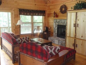 Smart TV, fireplace, DVD player, books - We’re open! No damage. Rank: Top1%! In heart of Maggie Valley near Skyline Drive (Maggie Valley)