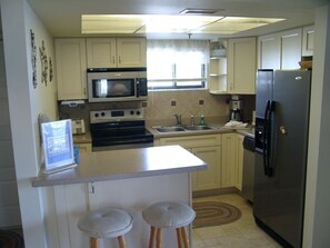 Jääkaappi, mikroaaltouuni, uuni, liesi