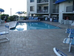 Una piscina al aire libre, una piscina climatizada