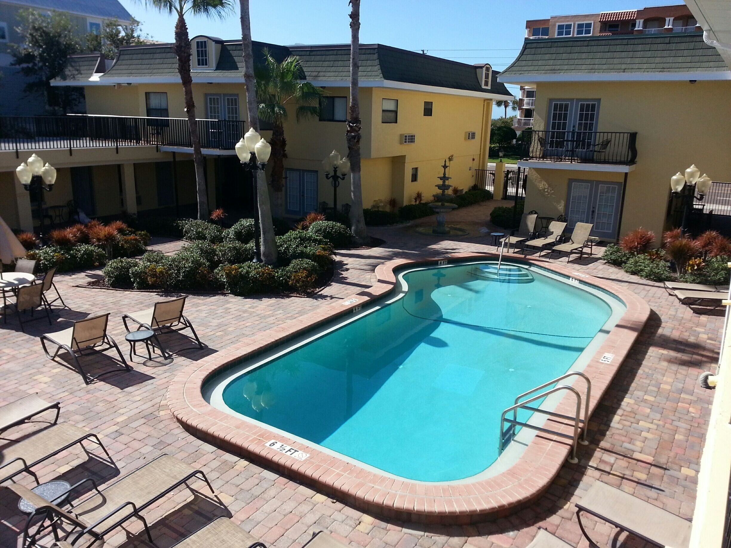 #109 2min walk to the beach, heated pool WiFi, digital cable TV, kingsize bed. 
