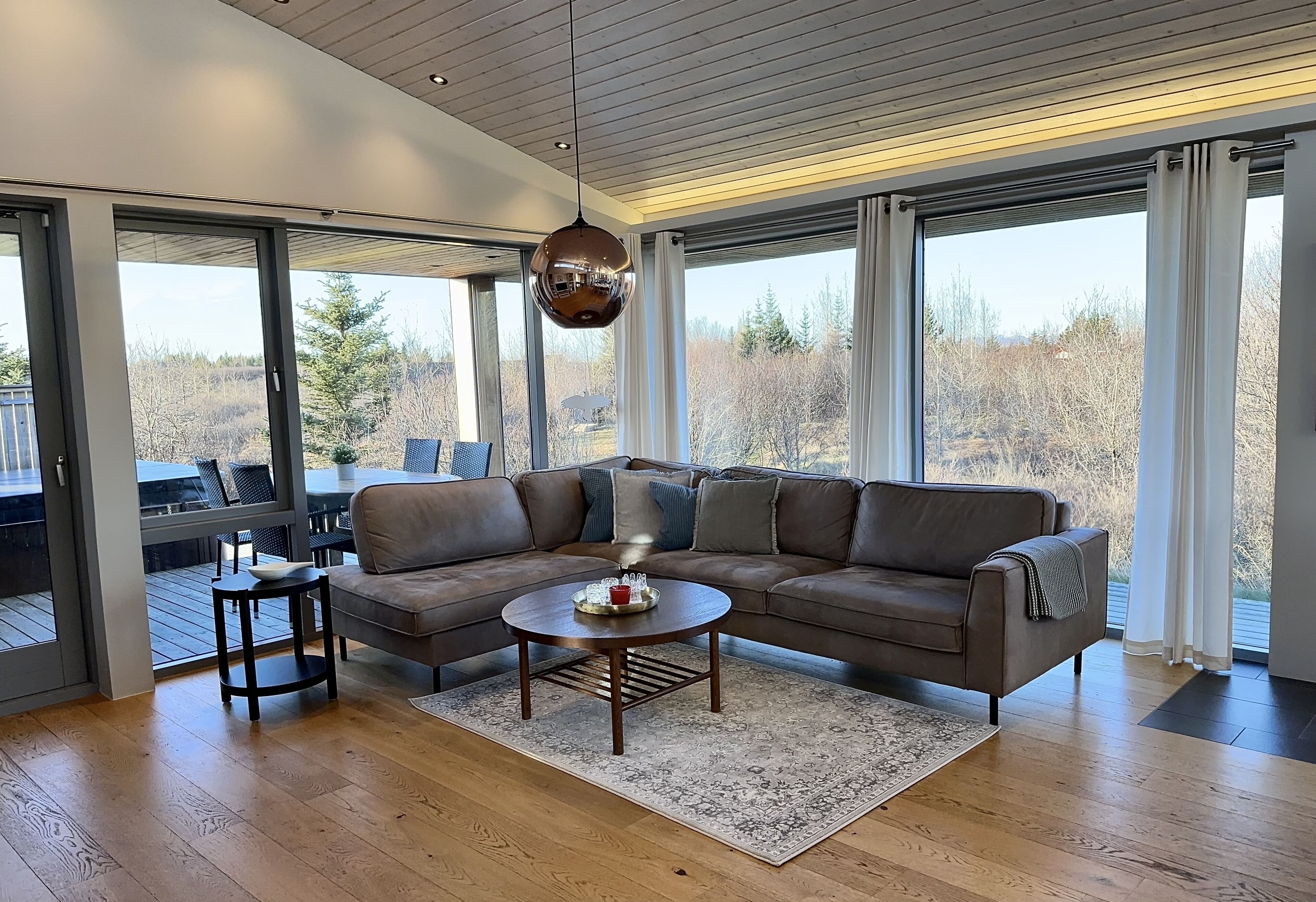 Smart-TV, Bücher, Musikbibliothek, Videothek