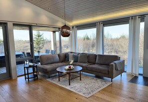 Smart TV, books, music library, video library - Luxury House with a Cozy Guesthouse + Hot Tub close to Snæfellsnes National Park (Borgarnes)