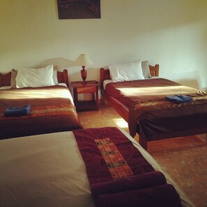 1 bedroom, free WiFi, bed sheets - Large room perfect for families  (Singaraja)