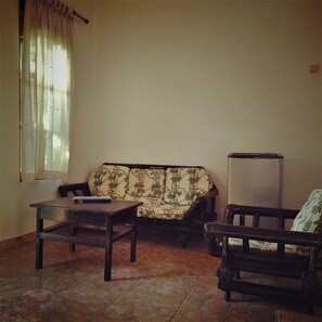 Televisión, reproductor de DVD, libros y videoteca