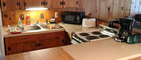 Full-size fridge, microwave, oven, stovetop