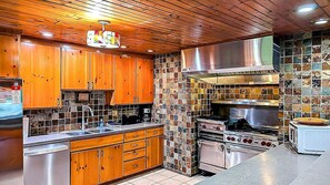 Fridge, microwave, oven, stovetop - Shangri Lodge - Beautiful Home with Game Room and (La Pointe)