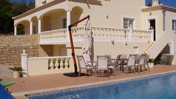 Een buitenzwembad, een verwarmd zwembad