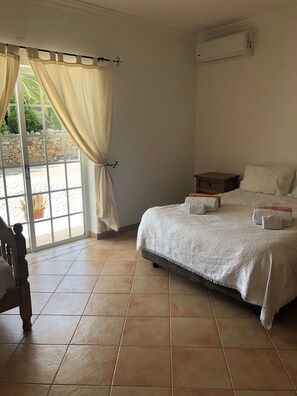 4 chambres, coffres-forts dans les chambres, fer et planche à repasser