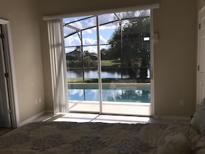 4 bedrooms, Egyptian cotton sheets, pillow-top beds, desk
