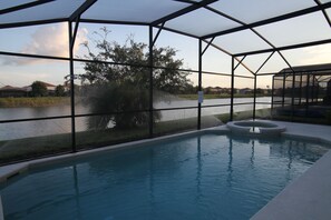 Piscine extérieure, piscine chauffée, chaises longues