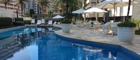 Piscina a l'aire lliure i piscina climatitzada