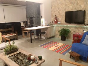 Televisor intel·ligent, futbolí, taula de tennis de taula i llibres 
