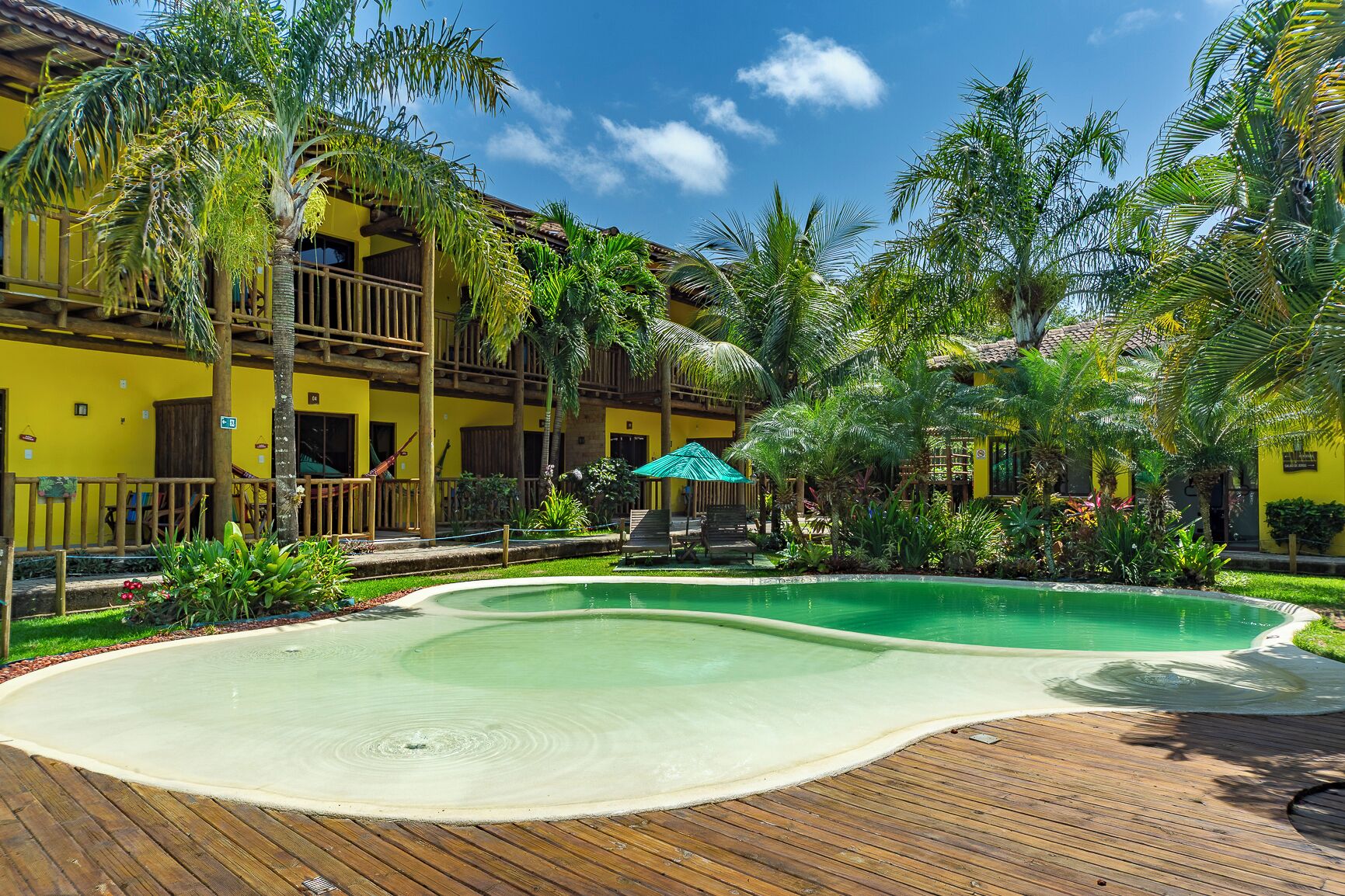 室外游泳池，開放時間為 08:00 至 18:00，提供泳池遮陽傘和日光浴躺椅