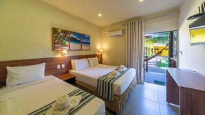 Habitación de hotel con dos camas, un cuadro de una escena de playa, un equipo de aire acondicionado y vistas a un patio con una hamaca.