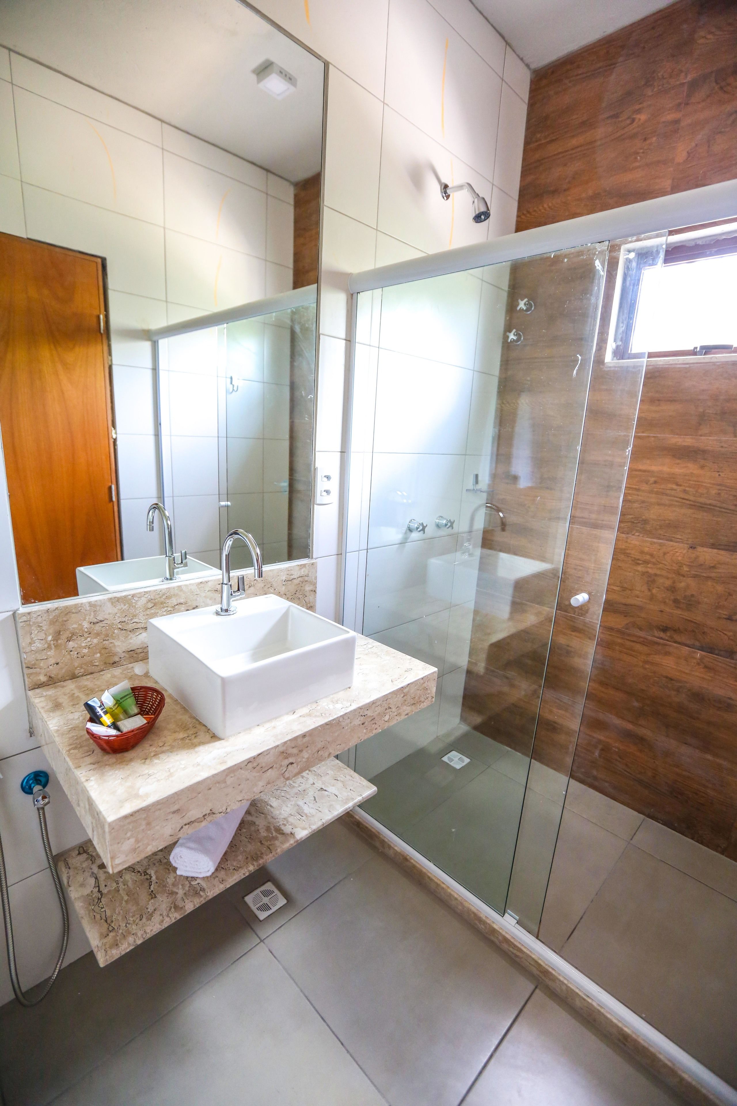 Een douche, gratis toiletartikelen, een haardroger, handdoeken