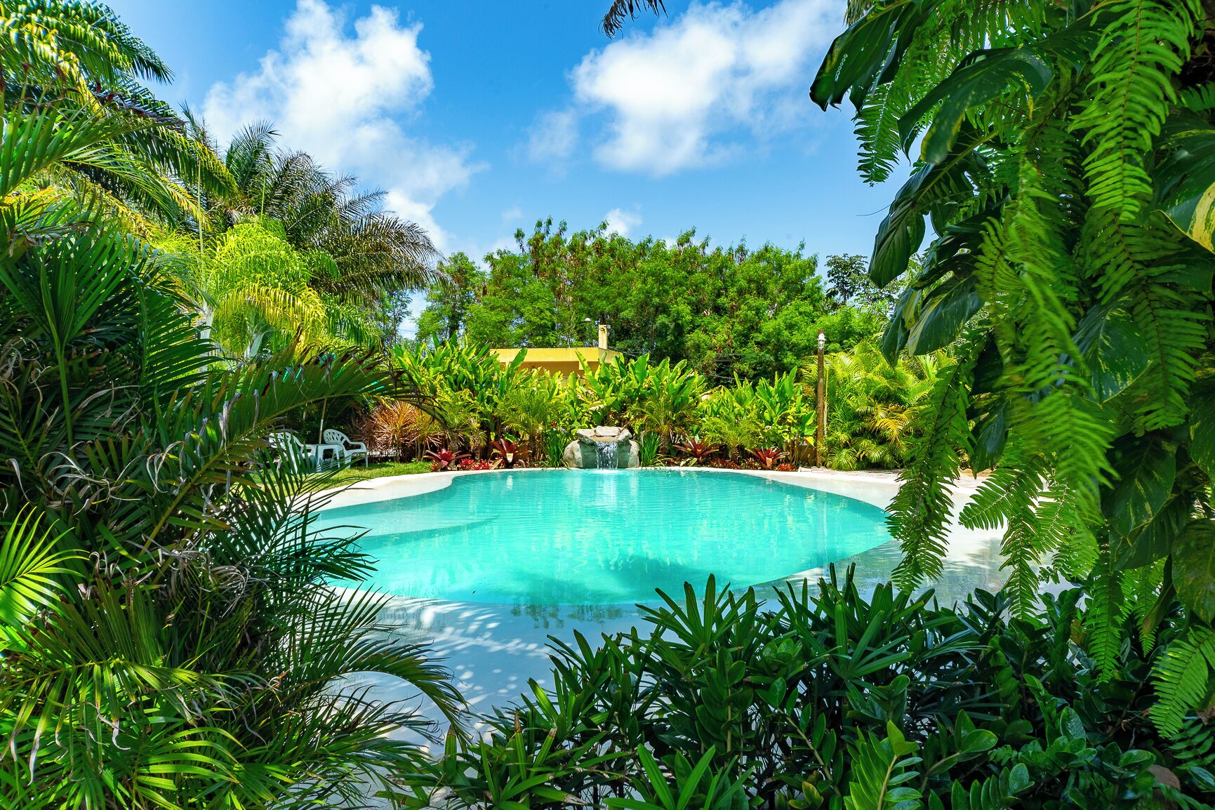 Utomhuspool, öppet 08.00 till 18.00, parasoller och solstolar